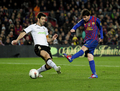 11-12スペイン1部リーグは19日、第24節の試合が各地で行われ、FCバルセロナ（FC Barcelona）は5-1でバレンシア（Valencia CF）に大勝した。

バレンシアのダビド・アルベルダ（David Albelda、左）とボールを競るFCバルセロナのリオネル・メッシ（Lionel Messi、2012年2月19日撮影）。(c)AFP/JOSEP LAGO