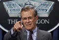 ドナルド・ラムズフェルド元米国防長官。家族が6月30日に死去を発表した。88歳。アフガニスタンとイラクでの戦争開始を指揮した強硬派（2001年10月8日撮影、資料写真）。(c)LUKE FRAZZA / AFP