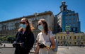 ロシアの首都モスクワで、マスクをして歩く人々（2020年6月22日撮影）。(c)Yuri KADOBNOV / AFP