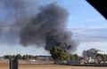 ギリシャ軍のF16戦闘機が墜落し黒煙が上がるスペイン南東部にある空軍基地（2015年1月26日撮影）。(c)AFP/JOSEMA MORENO
