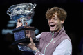 全豪オープンテニス、男子シングルス決勝。トロフィーを手にポーズをとるヤニック・シナー（2024年1月28日撮影）。 (c)David GRAY / AFP