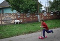 ロシア軍から奪還されたウクライナ南部ヘルソン州の村で、道路をキックスクーターで走る少年（2022年9月27日撮影）。(c)Genya SAVILOV / AFP