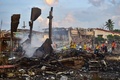 タイ・スンガイコロクで、花火倉庫の爆発事故により破壊された住宅（2023年7月29日撮影）。(c)Madaree TOHLALA / AFP