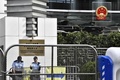 香港にある中国政府の香港出先機関、香港連絡弁公室そばで警備に当たる警察官（2019年7月28日撮影）。(c)Anthony WALLACE / AFP