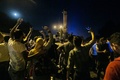トルコ軍との衝突が続く同国のイスタンブールで、戦車を奪った市民ら（2016年7月16日撮影）。(c)AFP/GURCAN OZTURK