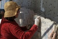 パレスチナ自治区ヨルダン川西岸（West Bank）のエリコ（Jericho）近くにあるデイル・ハジラの修道院（Hejleh monastery）で、モザイク画を制作する専門家の男性（2014年2月19日撮影）。(c)AFP/ABBAS MOMANI