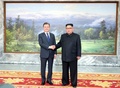 韓国・北朝鮮間の非武装地帯（DMZ）にある板門店で、2回目の会談を前に握手する北朝鮮の金正恩労働党委員長（右）と韓国の文在寅大統領。韓国大統領府が東亜日報を通じて公開（2018年5月26日撮影）。(c)AFP PHOTO / Dong-A Ilbo / Handout
