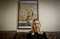 ロシア・モスクワの自宅アパートで写真撮影に応じる学生のワシリナ・コトワさん（2022年11月2日撮影）。(c)Yuri KADOBNOV / AFP