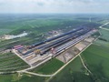 同江北駅でコンテナ積み替え作業を完了した「中欧班列」（ドローンから、2024年8月7日撮影）。(c)Xinhua News