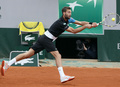全仏オープンテニス（French Open 2013）は1日、男子シングルス3回戦が行われ、大会第24シードのブノワ・ペール（Benoit Paire、フランス）は3-6、7-6、4-6、1-6で第13シードの錦織圭（Kei Nishikori）に敗れた。

リターンを狙うブノワ・ペール（2013年6月1日撮影）。(c)AFP/PATRICK KOVARIK