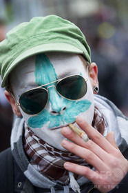 オランダ・ハーグ、市中心部での大麻吸引を禁止に 同国初の措置 オランダ・ハーグ、市中心部での大麻吸引を禁止に 同国初の措置