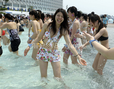 大磯ロングビーチ、プール開き 写真5枚 国際ニュース：AFPBB News