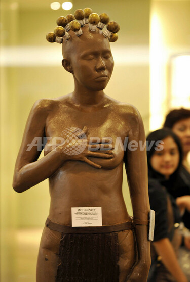 チョコレートの裸婦像、仏職人がインドネシアで展覧会 写真2枚 国際