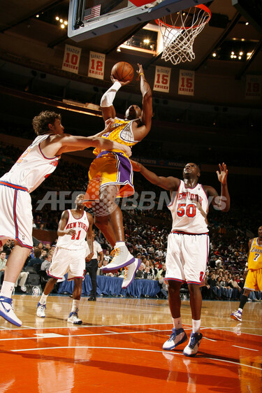 コービー NBA史上最年少で通算20000得点を達成 写真1枚 国際ニュース