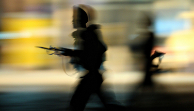 ムンバイ・ホテルの掃討作戦続く、メディアは政府の責任を追及