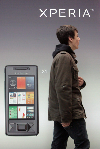 ソニー・エリクソンの新型携帯端末「Xperia」、CeBITに登場
