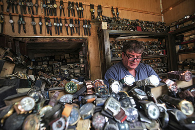 変わらず時を刻む誇り イラクの時計修理職人