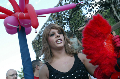 ハンガリーのゲイパレード、右翼乱入騒ぎも