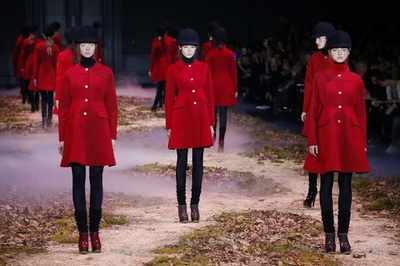 様々な生地をパッチワークした衛兵ルック、「モンクレール ガム・ルージュ」15/16秋冬