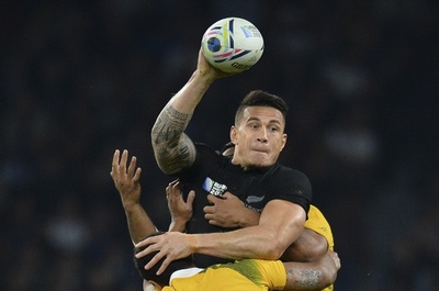 NZのウィリアムズ、警備員にタックルされた少年にメダル手渡す ラグビーW杯