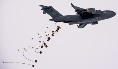 オーストラリア空軍機、補給物資を空中投下 南極基地向けでは初