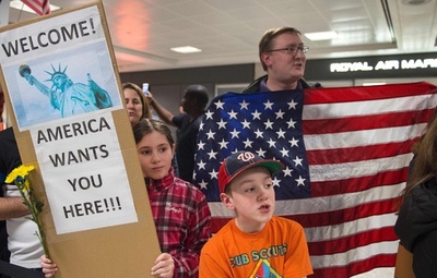 トランプ氏の大統領令、各地で影響 米空港での拘束や搭乗拒否