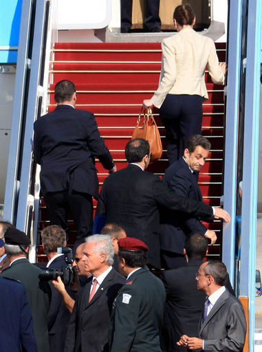 サルコジ仏大統領の帰国式典で、警備の警察官が自殺 イスラエル