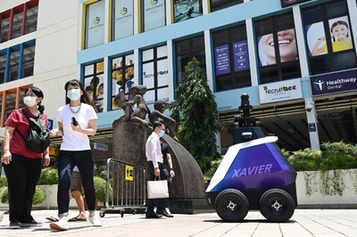 規則を守ってるかな？ ロボット巡回中 シンガポール