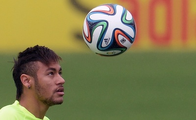 ブラジル代表が冷たい雨のなかで練習開始