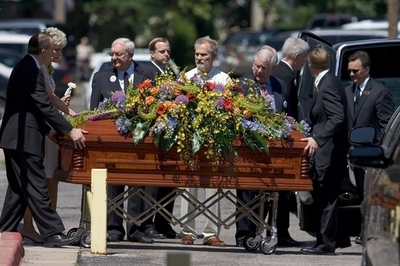 教会で射殺された産科医の葬儀、米カンザス州