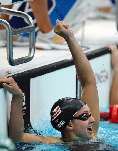 ソニ 女子200メートル平泳ぎ世界新で金メダル獲得
