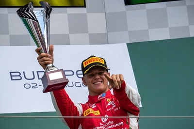 ミック・シューマッハがF2初優勝、松下との争い制す