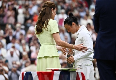 涙のジャバーにキャサリン妃が慰めのハグ ウィンブルドン