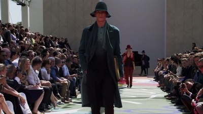 動画：小物で遊び心を表現、「バーバリー プローサム」15年春夏メンズ