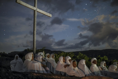【今日の1枚】星空の下、死者を思う信者 ブラジル