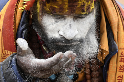 【今日の1枚】春の訪れ、聖者の身支度 ネパール