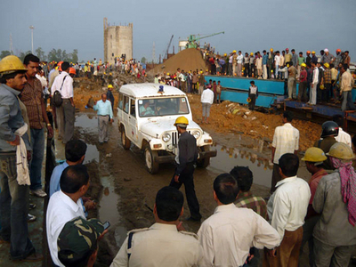 建設中の煙突が倒壊、死者100人超える恐れ インド