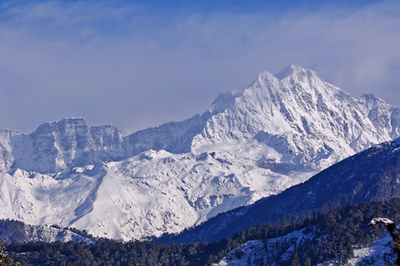 インド第2の高峰で登山家8人が行方不明、悪天候で捜索難航
