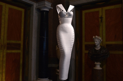 英ミュージアム、5月からアズディン・アライア回顧展開催へ