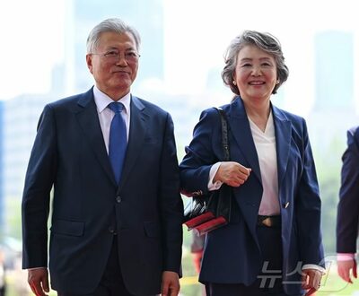 韓国警察、文在寅元大統領妻の衣装代疑惑で大統領記録館を家宅捜索