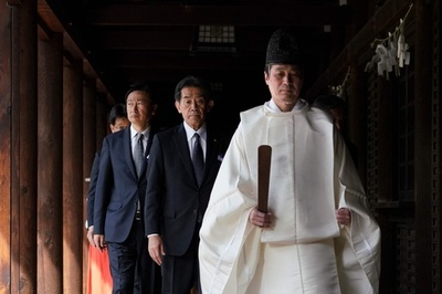 Japan lawmakers visit controversial war shrine in Tokyo