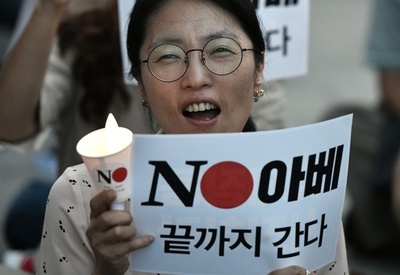 韓国で日本政府への抗議デモ、ろうそくを手に「ノー・アベ」
