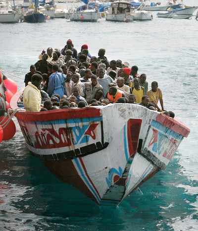 不法移民が相次ぐスペイン、カナリア諸島沖で179人拘束