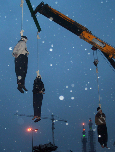 イランで13人が絞首刑に、公開処刑も