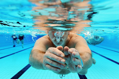 真冬のプールで初泳ぎ、ドイツ