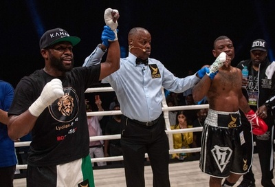 メイウェザー氏、UAEで余裕のエキシビ リングガールとダンスも