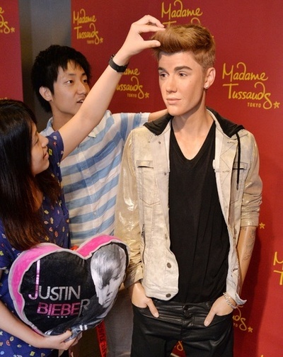 J・ビーバー2年ぶり来日に先駆けろう人形で