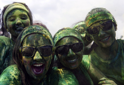 粉まみれで駆け抜けろ！コロンビアで「カラー・ラン」開催