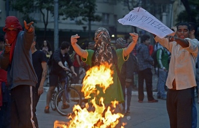 W杯開催都市でデモ隊が暴徒化、警察と衝突 ブラジル