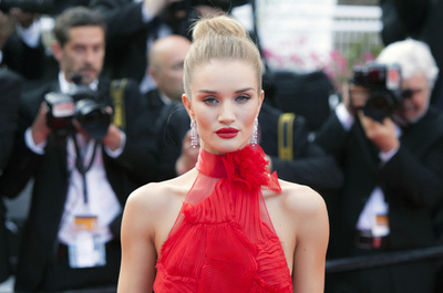 ロージー・ハンティントン＝ホワイトリー、デニムのカプセルコレクション発表